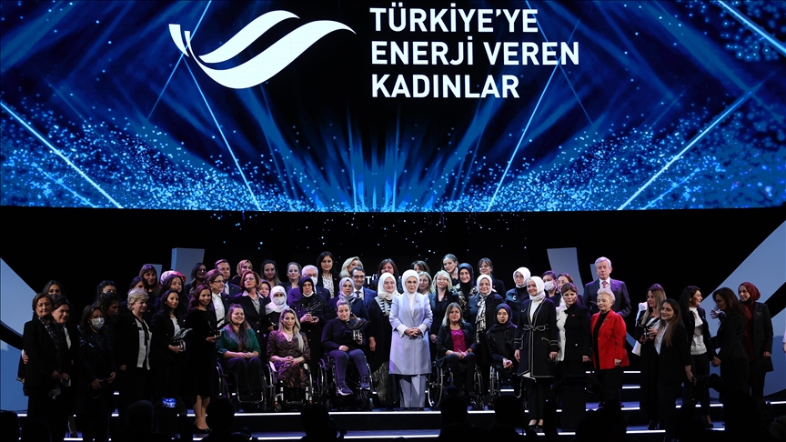 'Türkiye'ye Enerji Veren Kadınlar' ödüllerini aldı